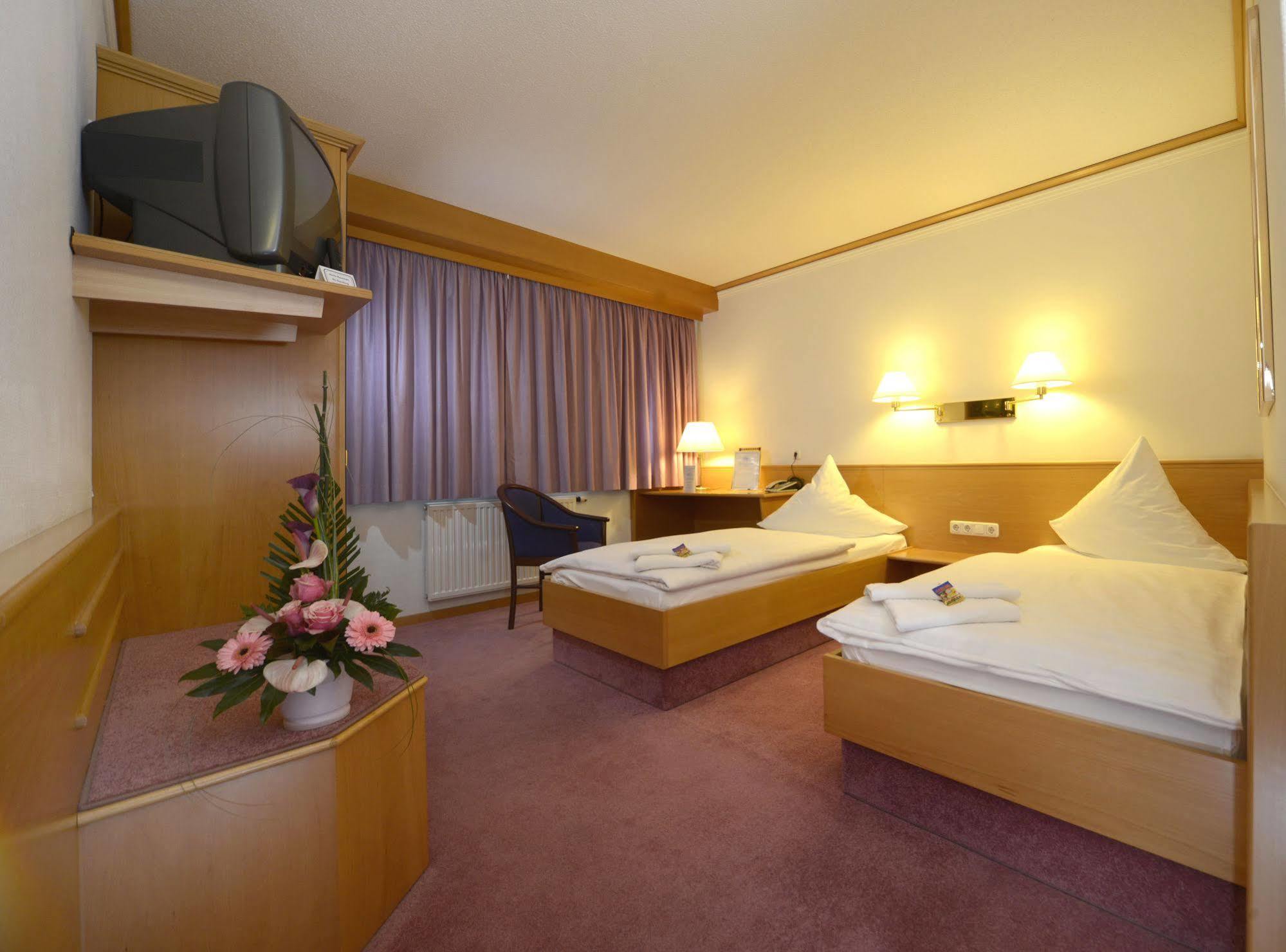 Hotel Bavaria Brehna ภายนอก รูปภาพ