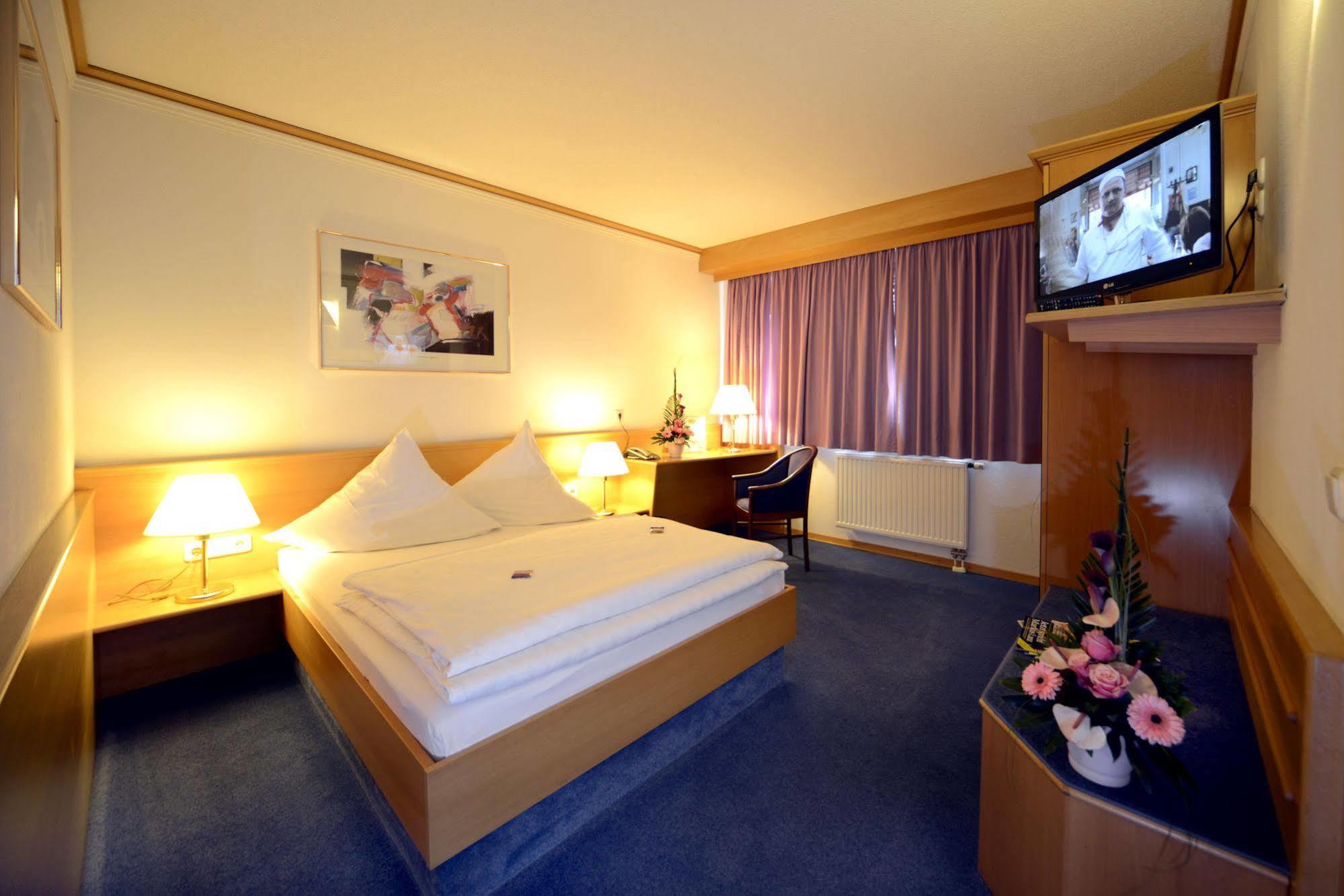 Hotel Bavaria Brehna ภายนอก รูปภาพ